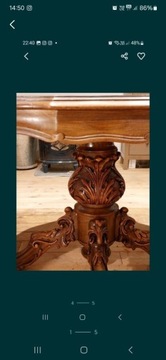 Stół drewniany z rzeźbioną nogą
