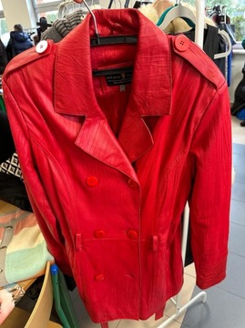 Czerwony skórzany płaszcz