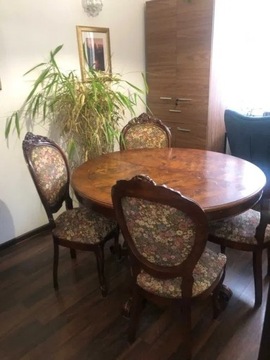 Zdobiony drewniany stół z 4 krzesłami