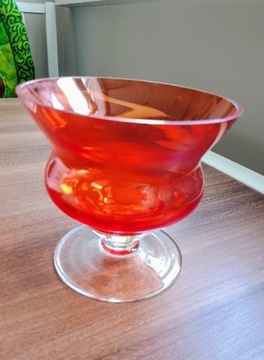 Pucharek , czerwone szkło z okresu PRL