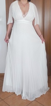 Biała plisowana suknia Boohoo 