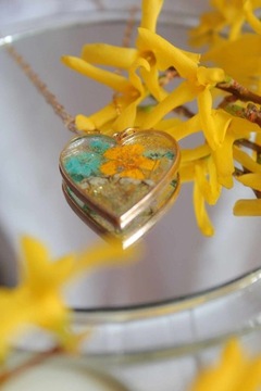 Naszyjnik serce z żywicy kwiaty złoty brokat 