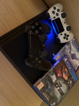 PlayStation 4 PRO 1 TB + 2 pady + GRY