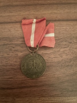 Dyplom nadania + medal zwycięstwa wolności