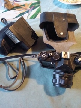 Zabytkowy aparat fotograficzny Zenit z lampą 