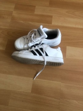 Białe sneakersy adidas