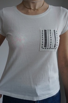 Krótki T-shirt Reserved z aplikacją i kieszonką S