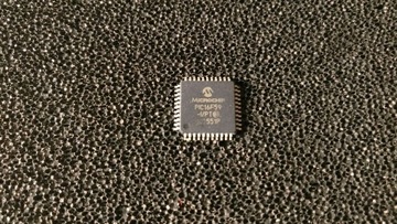 1 x PIC16F59 - Procesor firmy Microchip 