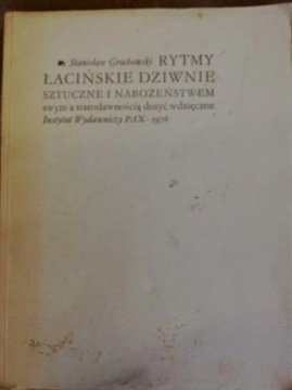 Rytmy łacińskie dziwnie sztuczne i nabożeństwem..