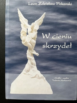 W cieniu skrzydeł