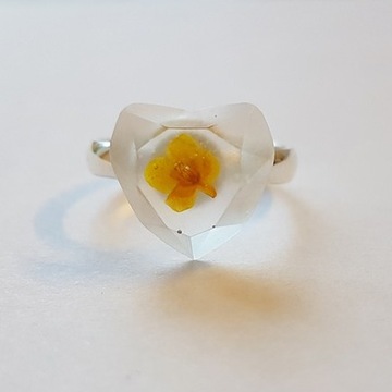 Wyjątkowy pierścionek - żółty kwiatuszek w żywicy