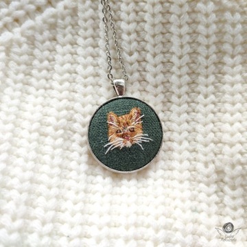 Biżuteria haftowana naszyjnik wisiorek rudy kot