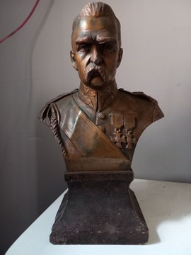 Potężne popiersie Marszałek Piłsudski