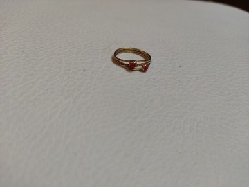 Złoty pierścionek z czerwonymi ozdobami