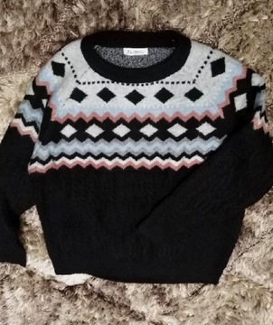 Sweter w geometryczne wzory 