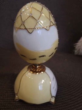 43. Porcelanowe jajko Faberge- pozytywka.  