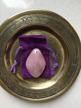 Kwarc różowy amulet kamień naturalny z otworem