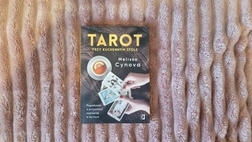 Tarot przy kuchennym stole Melissa Cynova