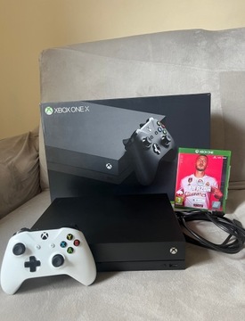 Konsola Xbox one x + pad + FIFA 20