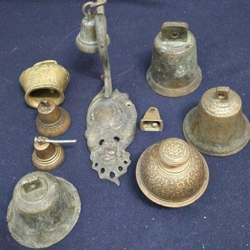 Zestaw 9 mosieznych starych dzwonków 