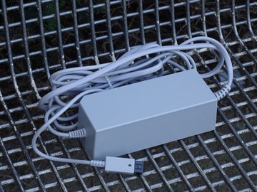 Zasilacz RVL-002 (EUR) konsoli NINTENDO Wii używany oryginał w pełni spraw.