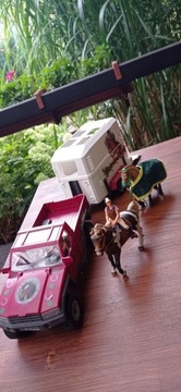 Schleich pick up z przyczepą i trzy konie