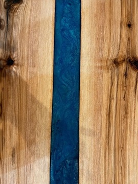 Stolik z jesiona z niebieską żywicą epoksydową