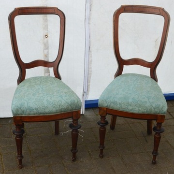 Dwa stare krzesła