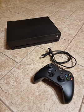 Konsola Microsoft Xbox One X 1TB model 1787 + pad