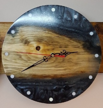 Zegar z drewna i żywicy 