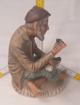 Porcelanowa figurka mężczyzna z fajka, wysoka.