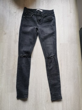 Spodnie jeansowe z dziurami 