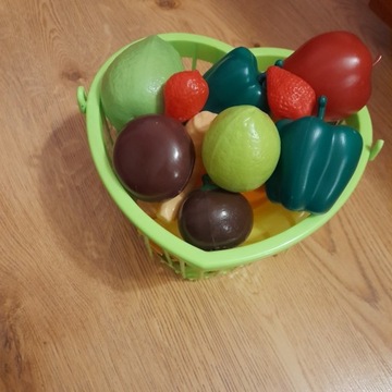 Koszyk z owocami i warzywami dzieciecymi