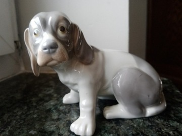Porcelanowa figurka psa wygląda jak żywy 