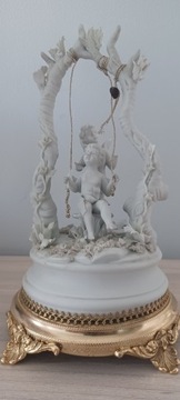 Figurka z porcelany na zlotej podstawie