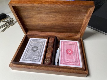 2 Talie kart i kości do gry w ozdobnym pudełku drewnianym