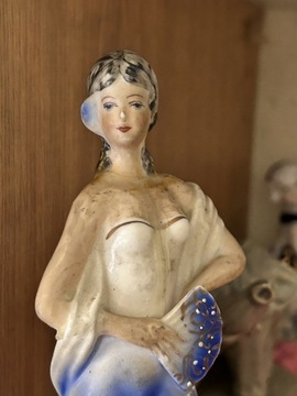 Figurka jezel porcelanowa kobieta z wachlarzem prl