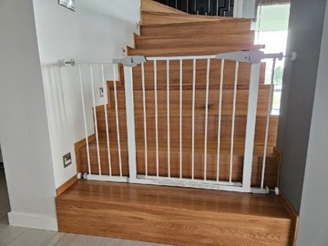 Biała bramka, barierka rozporowa na schody do123cm