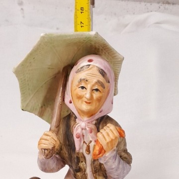 Porcelanowa figurka kobieta z parasolem, wysoka.