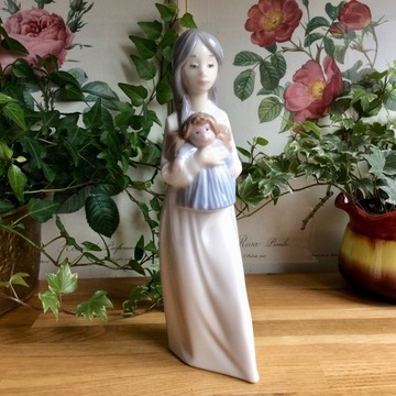 Nao LLADRO figurka porcelanowa dziewczyna z lalką