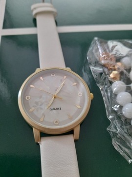 Zegarek biały z bransoletkami dla kobiety