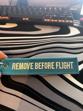 brelok haftowany "remove before flight" niebieski