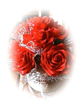 Flower box z róż robionych z tasiemki z dekoracją