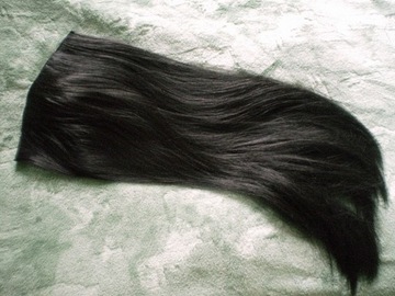 Treska przypinka peruka piękna czarna