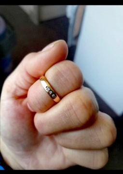 Złoty pierścionek z diamentami r16
