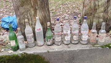 Stare butelki z etykietami po alkocholach