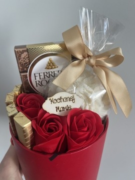 słodki box prezent dzień mamy róże świeca