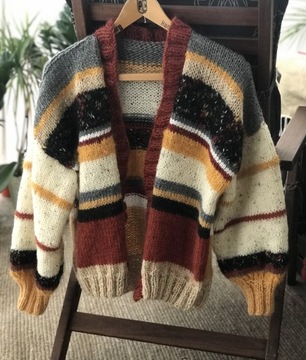 Krótki kardigan sweter zrobiony na drutach pasy