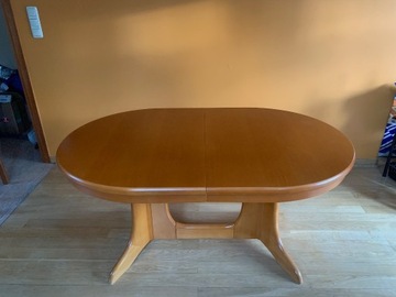 Elegancki rozkładany drewniany stół 