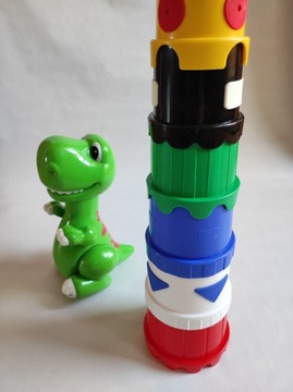 dinozaur i kubki do układania w wieżę *